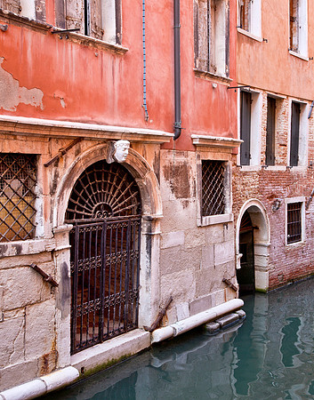 Face on the Canal