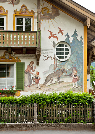 Little Red Riding Haus