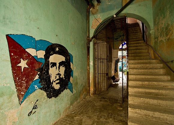 Che & Cuban Flag - Havana
