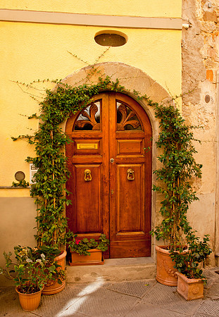 Doorway - Montireggione