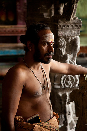 Brahmin Priest with iPhone - Ekambareswara Temple, Kanchipuram