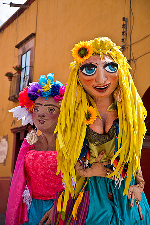 Frida and Katrina - Calle San Francisco