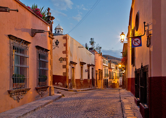 Calle Hermanos Aldama at Dusk