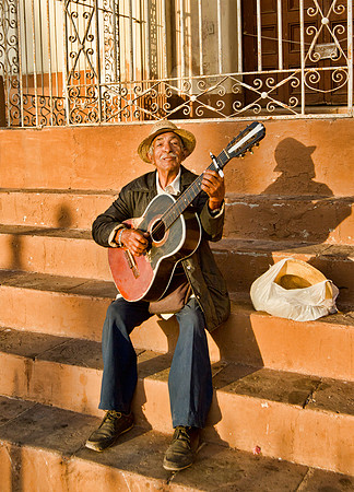 Minstrel - Plaza Mayor, Trinidad